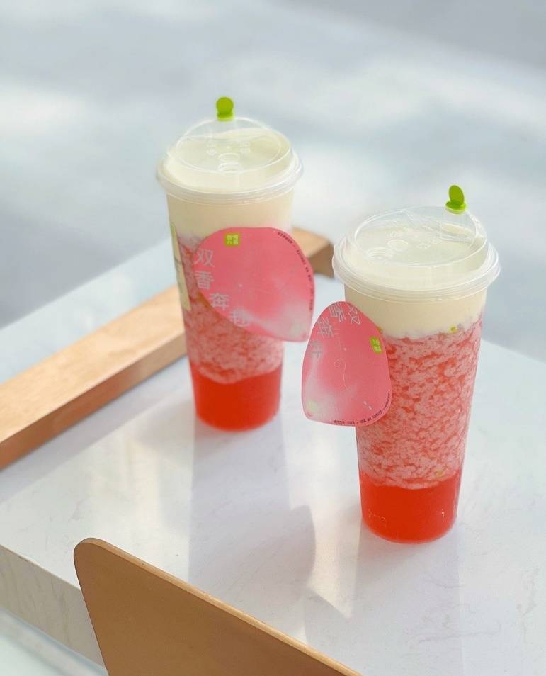 桌子上放了不同类型的饮料描述已自动生成