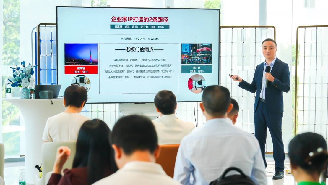 一群人站在台上演讲

描述已自动生成