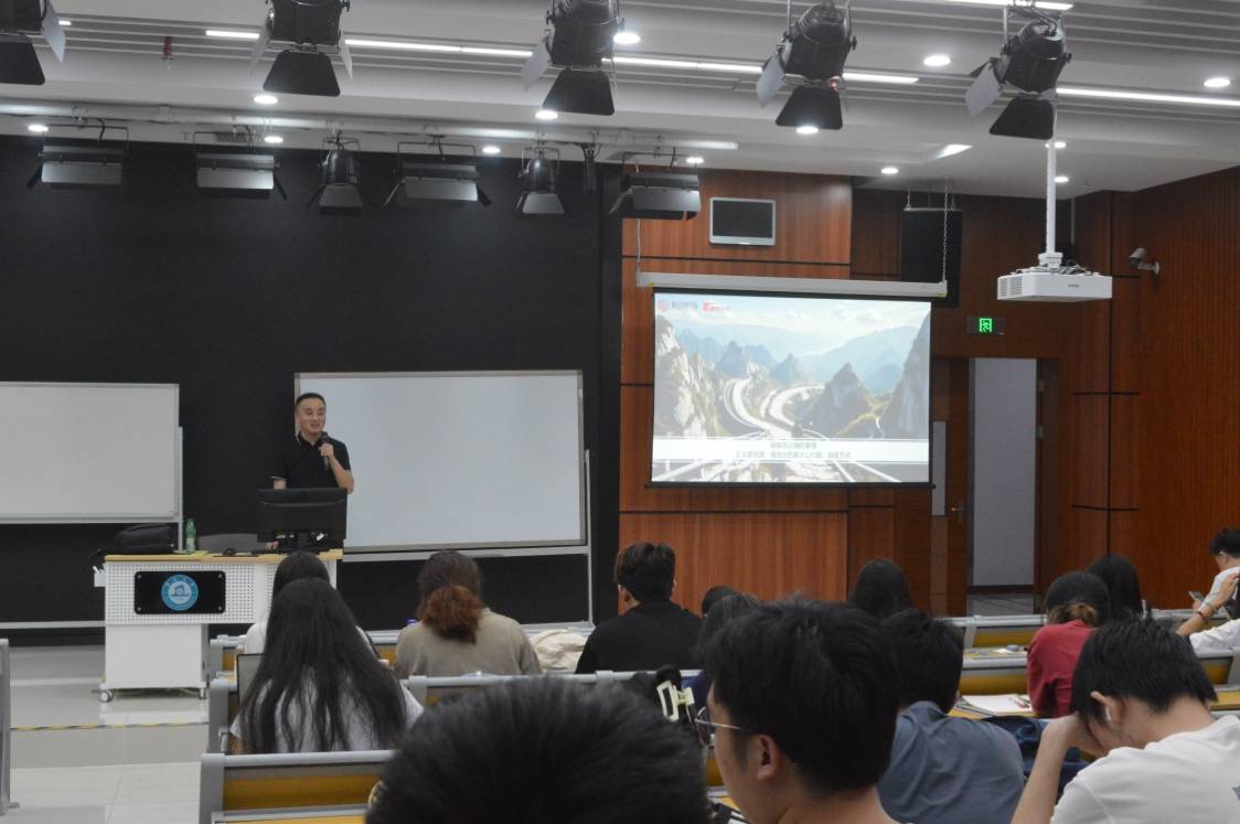 人们在看台上的人在房间里

中度可信度描述已自动生成