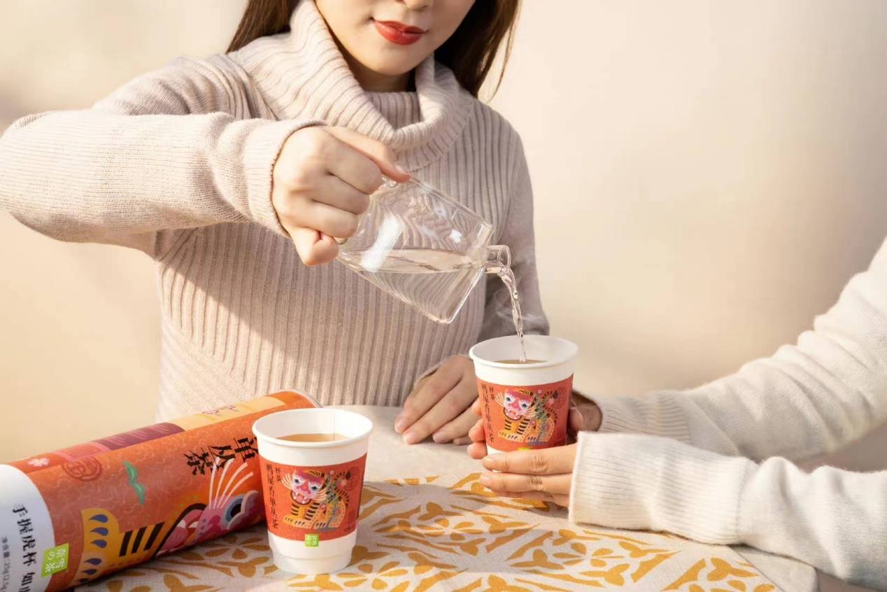 桌子上放着食物和饮料的人低可信度描述已自动生成