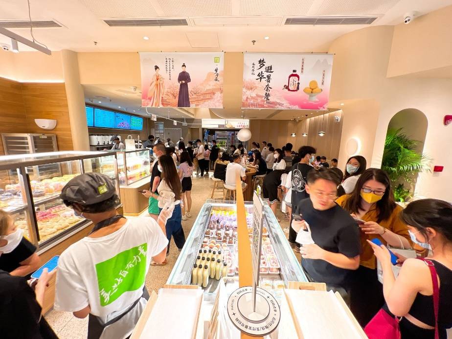 人们在看台上的人在餐厅里

中度可信度描述已自动生成
