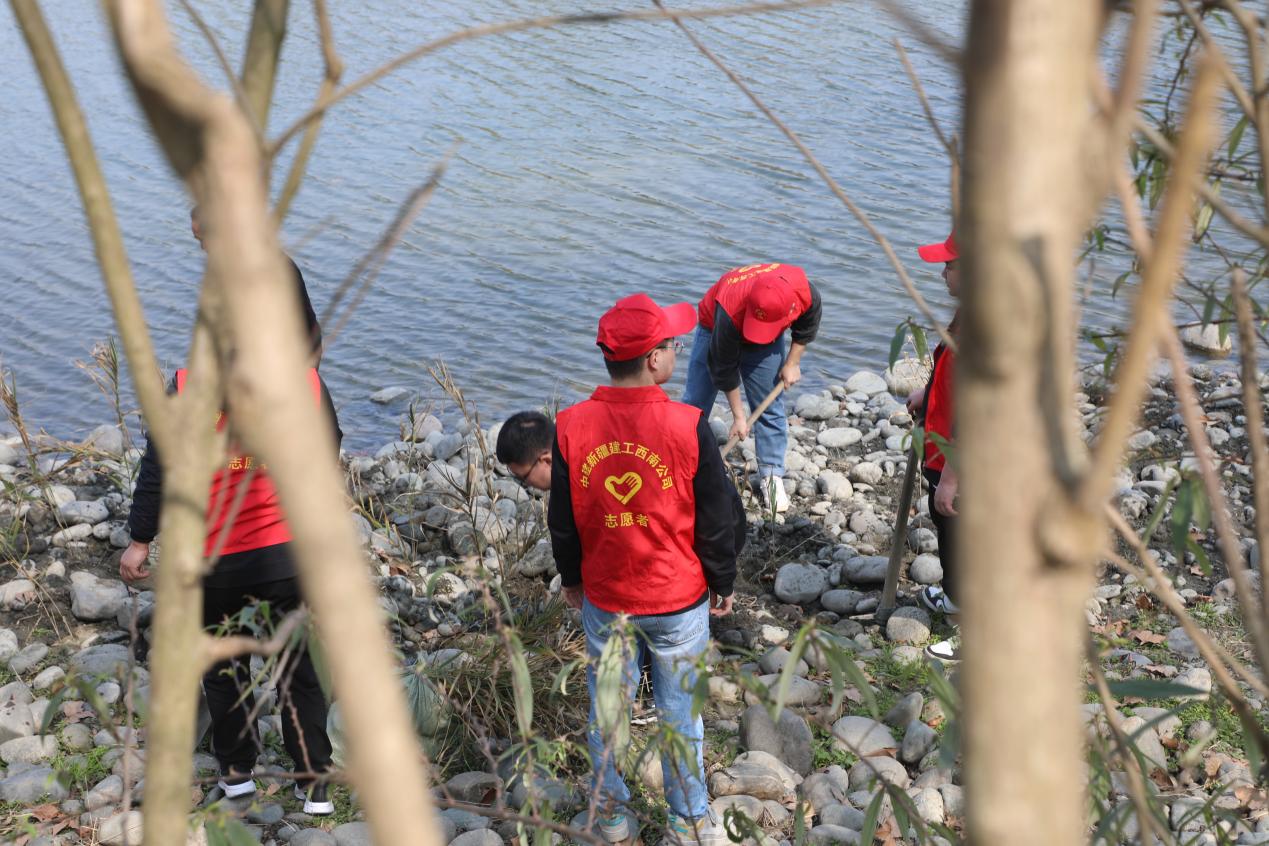 中建新疆建工西南公司团员青年传承雷锋精神，在志愿服务中闪耀青春之光