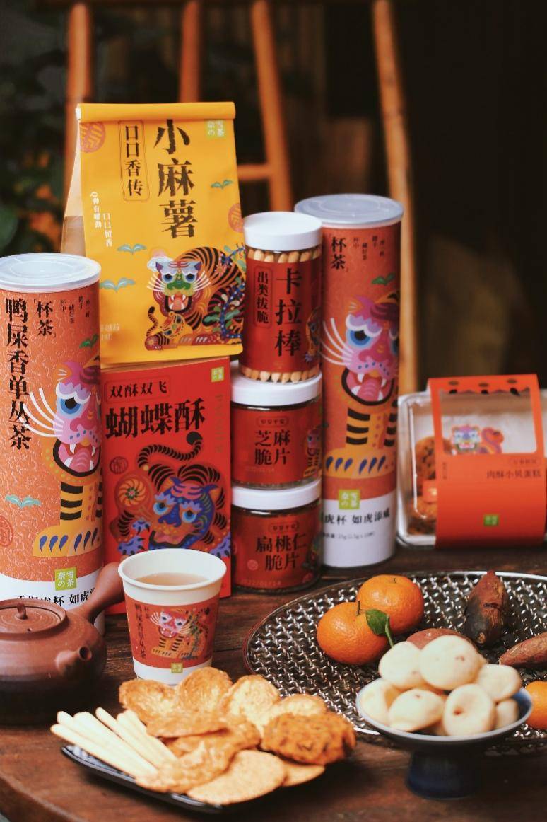 桌子上有一些食物和饮料

描述已自动生成